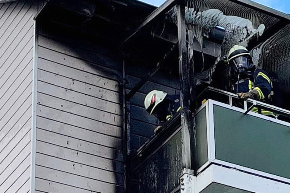 Balkon-Brand bei Mehrfamilienhaus: Wohnung unbewohnbar, mehrere Zehntausend Euro Schaden!