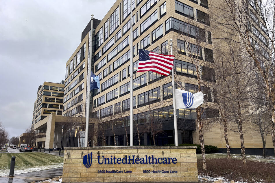 Vor dem Hauptsitz von UnitedHealthcare wehten die Flaggen im Dezember 2024 auf halbmast.