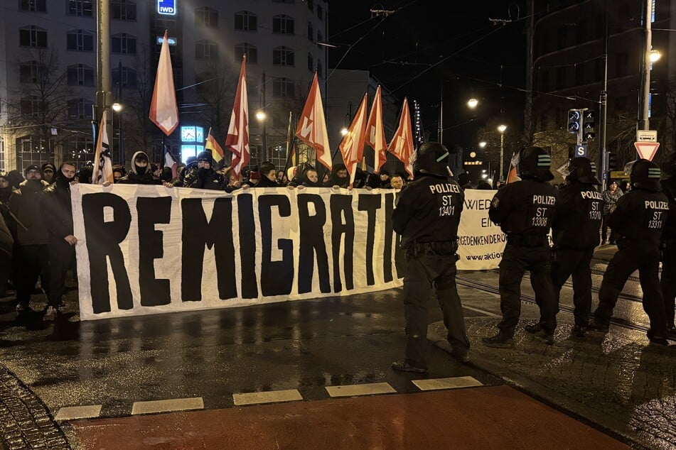 Auf einem Banner einer rechtsextremen Demonstration steht "Remigration".