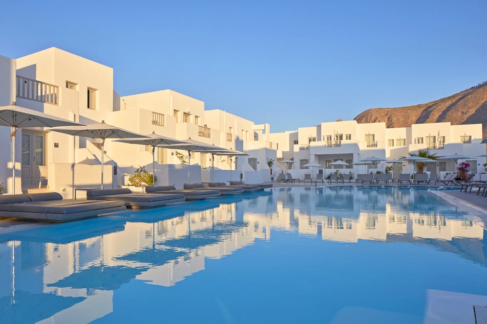 5*-Hotel Aqua Blue: in bester Lage, am Strand von Perissa, echte Wohnfühlatmosphäre, Tavernen, Beach Clubs, Shops & Bars in der Umgebung