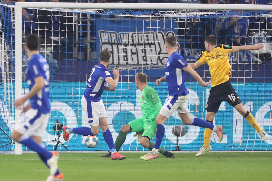 Der erste Schalker Streich! Dynamos Robin Becker (rechts) will klären, dabei wird Thomas Ouwejan (Nr. 2) angeschossen, von ihm springt der Ball an Kevin Broll vorbei ins Dynamo-Tor.