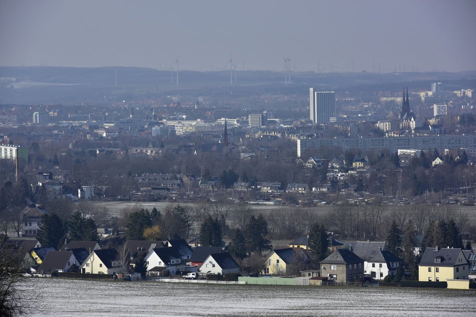 Durch die Hochdruck-Wetterlage der vergangenen Tage konnte die Luft nicht mehr ungehindert aufsteigen. Damit konzentrierten sich Schadstoffe in den unteren Luftschichten.