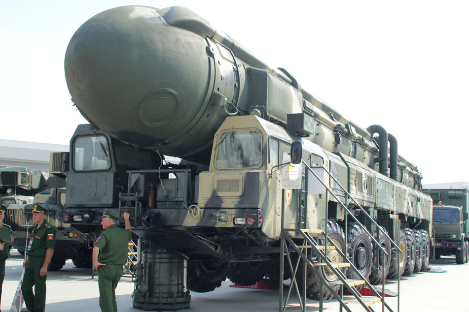 Eine mit Nuklearsprengköpfen bestückbare Interkontinentalrakete vom Typ Topol wird auf einer Rüstungsmesse in Moskau präsentiert. Der russische Angriffskrieg in der Ukraine hat Sorgen vor einem Atomkrieg ausgelöst.