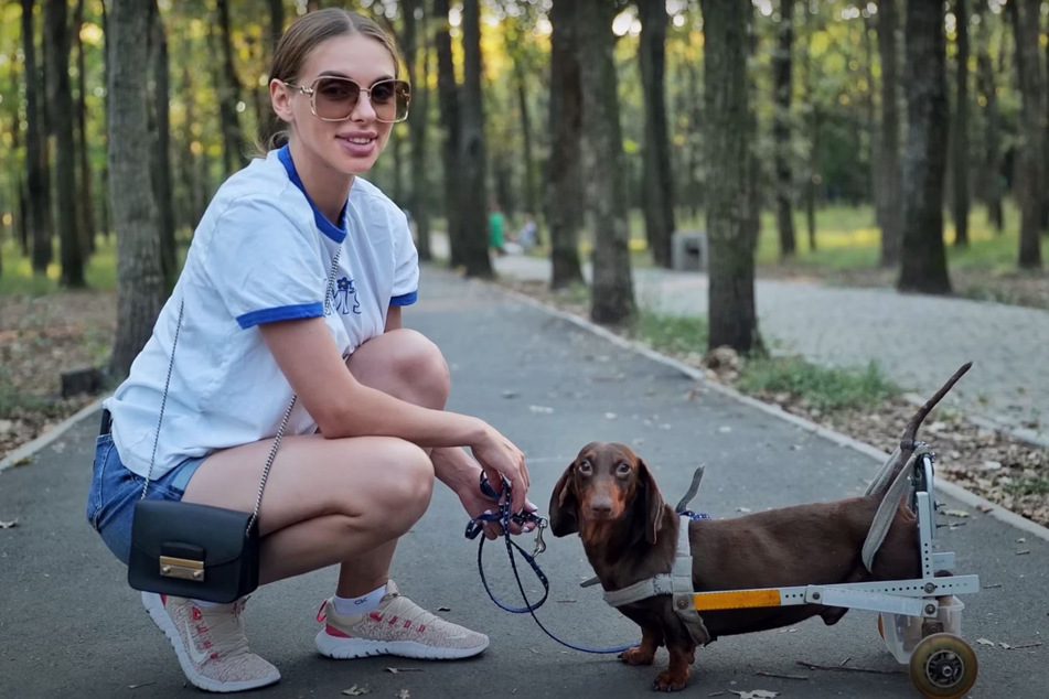 Max hat sein neues Gefährt und Olena an seiner Seite.