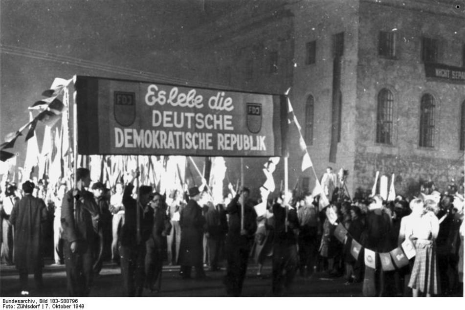 Vier Tage später: Massenkundgebung anlässlich der Gründung und Wahl des Präsidenten der DDR.