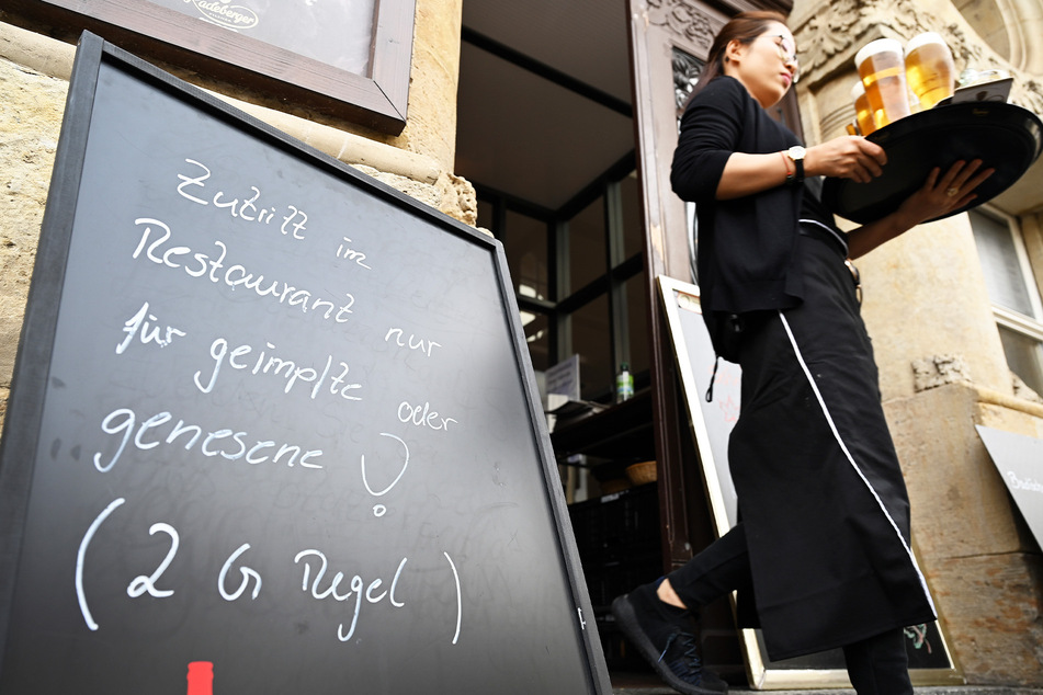 Ein Restaurant weist auf die 2G-Regel hin. Einige Gäste beschweren sich deshalb.