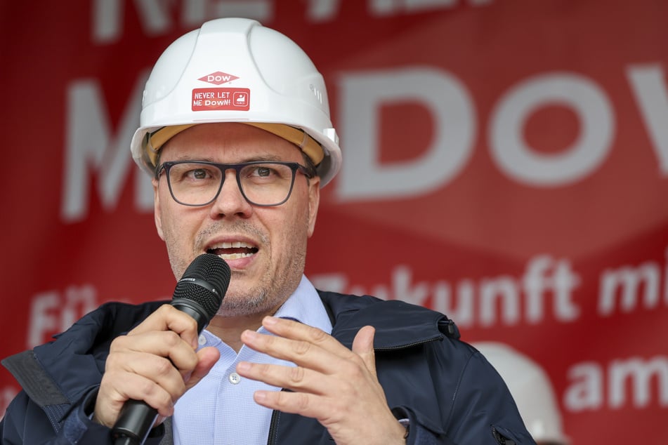 Wirtschaftsminister Dirk Panter (51, SPD) kämpft für den Erhalt des Chemiestandortes. Das erklärte er auch bei einer Protestaktion der Gewerkschaft IGBCE gegen die Stilllegungspläne.