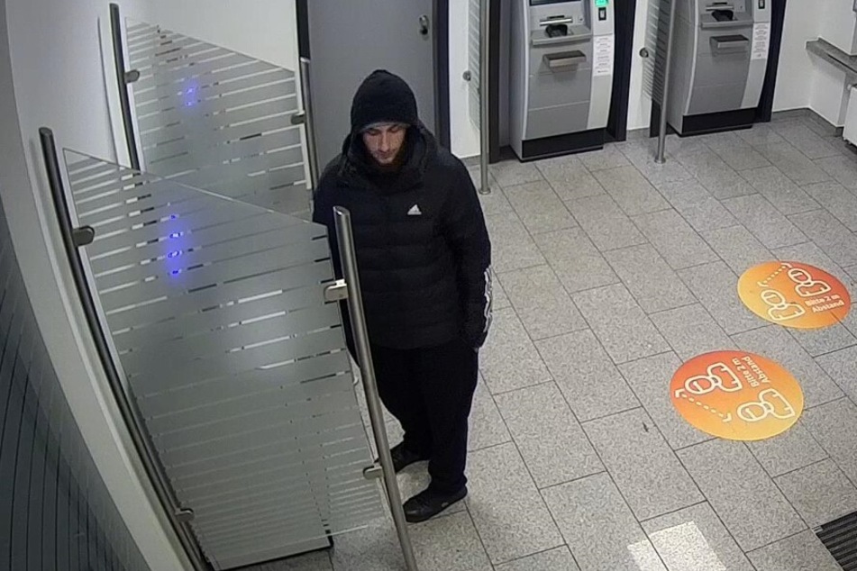 Der mutmaßliche Betrüger in einer Bank, aufgenommen von der Überwachungskamera des Kreditinstituts.
