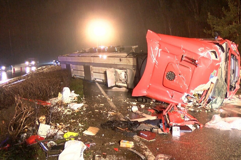 Der Lastwagen liegt nach dem Unfall auf der Autobahn.