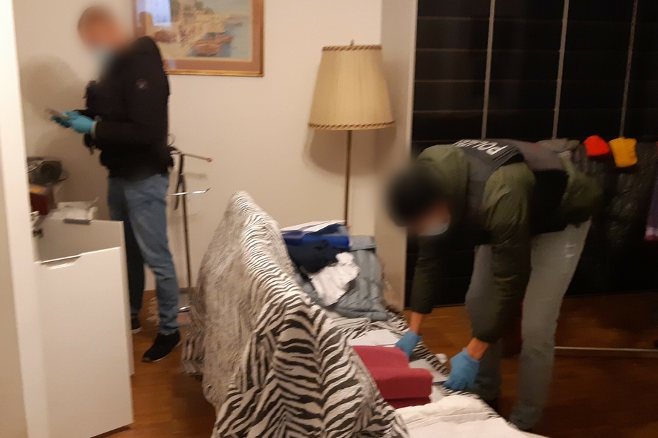 Düsseldorf: Bundespolizisten durchsuchen eine Wohnung.