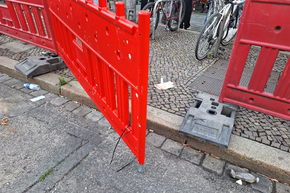 Kurzzeitig wurden die Bauzäune auch zusätzlich mit Kabelbindern gesichert, aber auch das stoppte die Feiernden nicht.