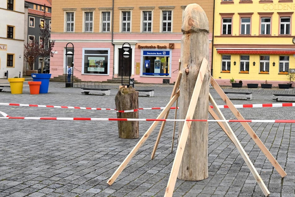 Steht da etwa ein Penis? Kurioser Holz-Spargel auf Marktplatz in Sachsen aufgetaucht!