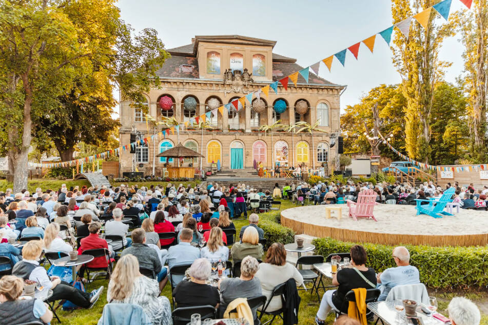 Auch 2024 werden wieder viele Gäste beim Sommertheater am Elbschloss Übigau erwartet.