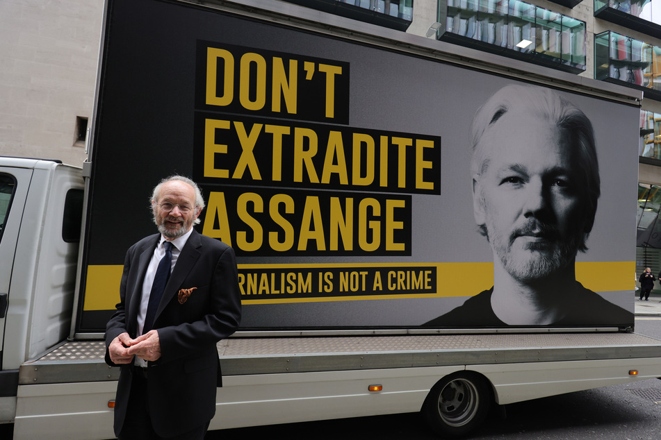 John Shipton (76), Vater des Wikileaks-Gründers Assange, steht in London an einem LKW mit der Aufschrift "Don't Extradite Assange" ("Liefert Assange nicht aus"), als er zum Strafgerichtshof kommt.