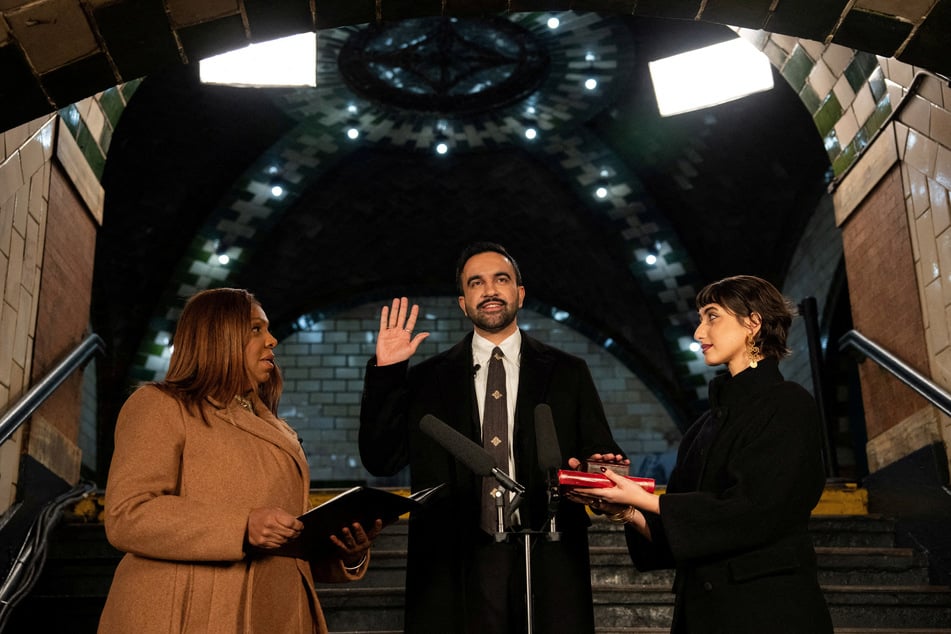 Zohran Mamdani (c.) is sworn in as mayor of New York City, flanked by his wife Rama Duwaji (r.) and New York Attorney General Letitia James, at Old City Hall Station on January 1, 2026.