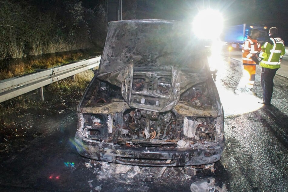 Der Fahrer konnte sich noch rechtzeitig aus dem brennenden Auto retten.