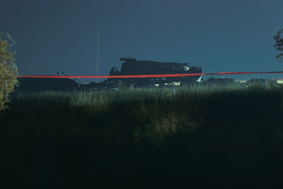 Na místě havárie tureckého vojenského nákladního letadla v gruzínské obci Sighnaghi poblíž ázerbájdžanské hranice jsou viditelné trosky.