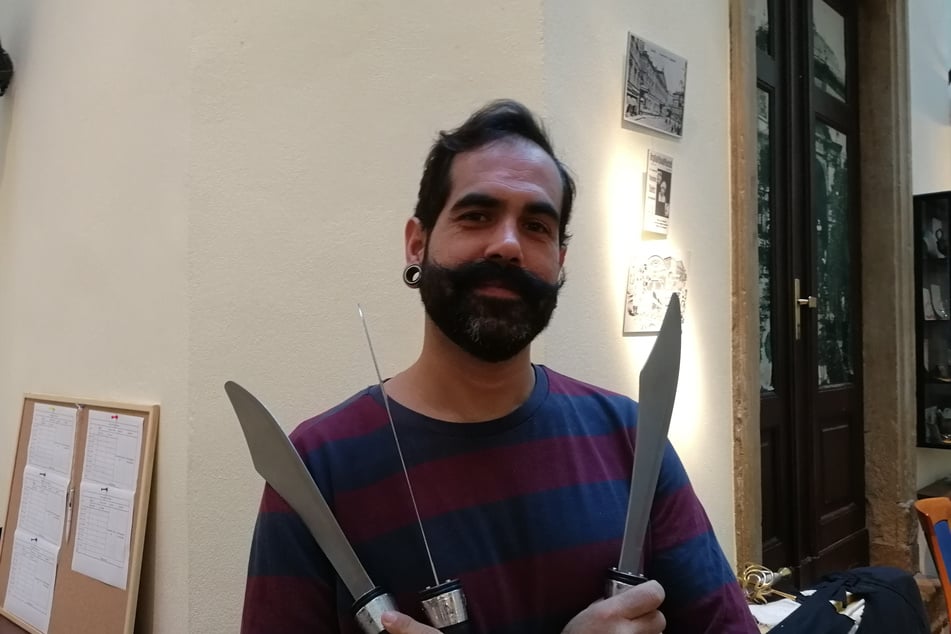 Corona-Aus: Artist Mica (36) aus Portugal hält traurig die Jongliermesser in der Hand. Das deutsche Wetter macht ihm zusätzlich zu schaffen.
