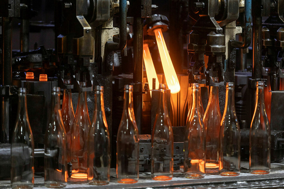 1550 Grad ist das flüssige Glas heiß, etwas kühler, wenn daraus Flaschen geblasen werden.