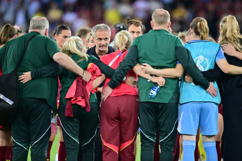 Christian Wück (52), Bundestrainer der Frauen-Nationalmannschaft des DFB, spricht nach dem Spiel zur den Spielerinnen.