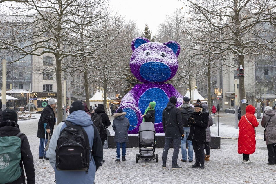 Trotzt allen Kontroversen: Der lila Monster-Teddy wird auch in diesem Winter glitzern.