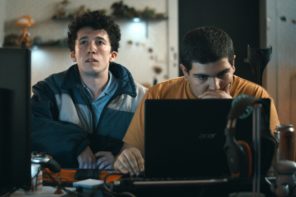 Eine Szene aus der Netflix-Serie "How to Sell Drugs Online (Fast)" mit den Schauspielern Maximilian Mundt (26, l.) und Danilo Kamperidis (22), für die die Geschichte von Max S. die Vorlage war.