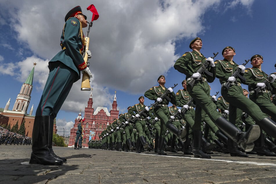 Russische Soldaten proben die Militärparade zum Tag des Sieges auf dem Roten Platz. Die Parade wird am heutigen Freitag stattfinden.