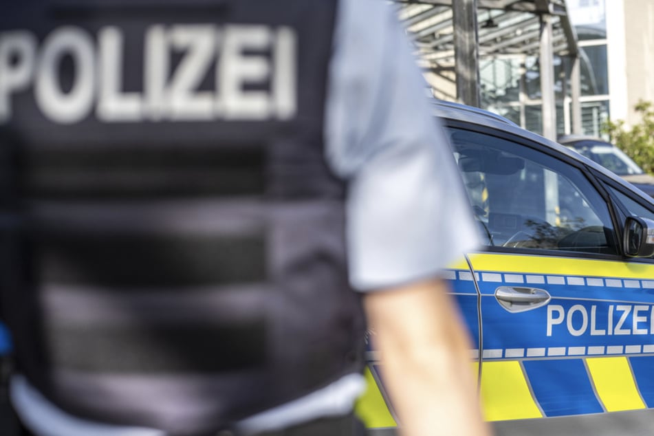 Die Polizeistreife blieb den Angaben nach unverletzt. (Symbolfoto)
