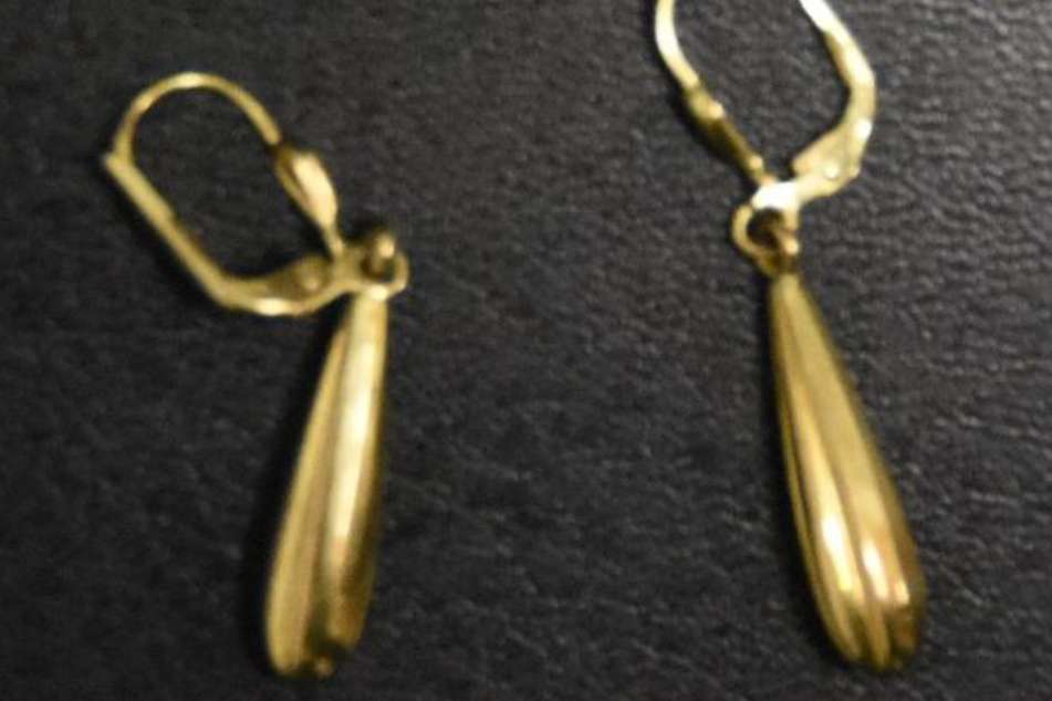 Auch goldfarbene Ohrringe wurden gefunden.