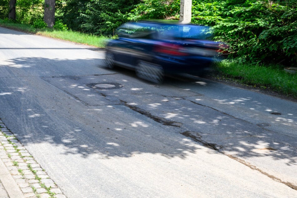 Flicken statt Sanierung: Auf der Chemnitzer Straße müssen Autofahrer weiter mit Schäden und Provisorien leben.