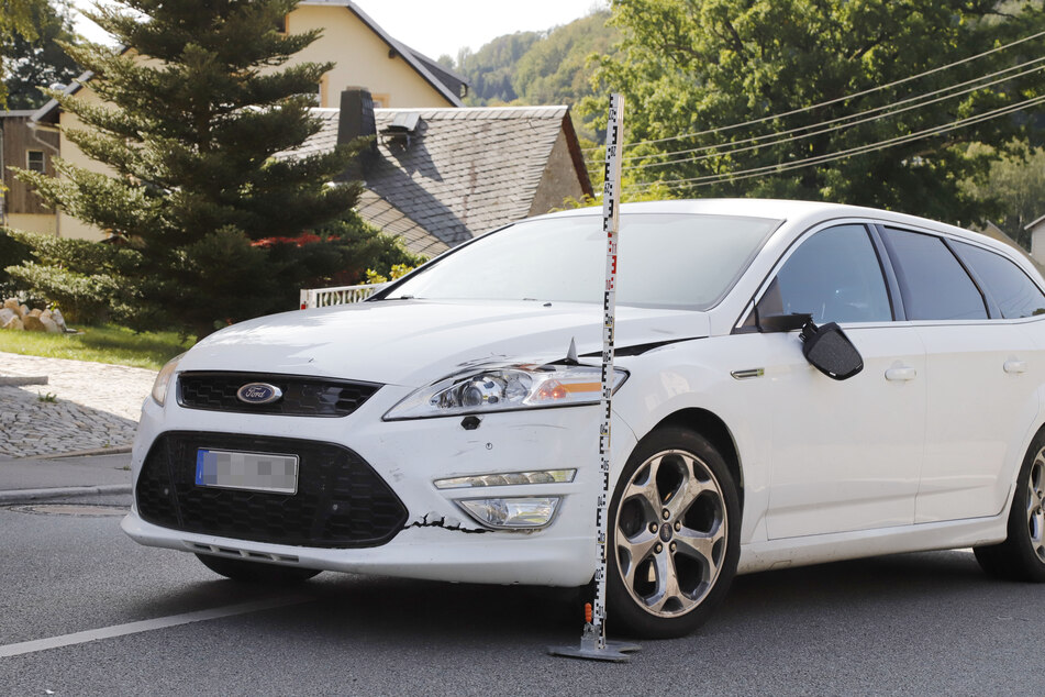 Ein Ford kollidierte auf der Straße "Zschopenthal" frontal mit einem Fahrrad.
