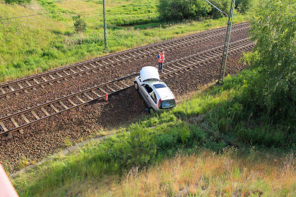 Ein Kleinwagen hat in Lauchhammer die Schienen blockiert.