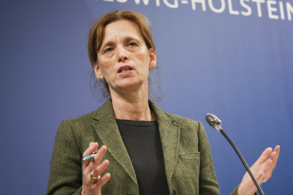 Bildungsministerin Karin Prien (56, CDU) setzt wieder auf Maske – vorerst freiwillig.