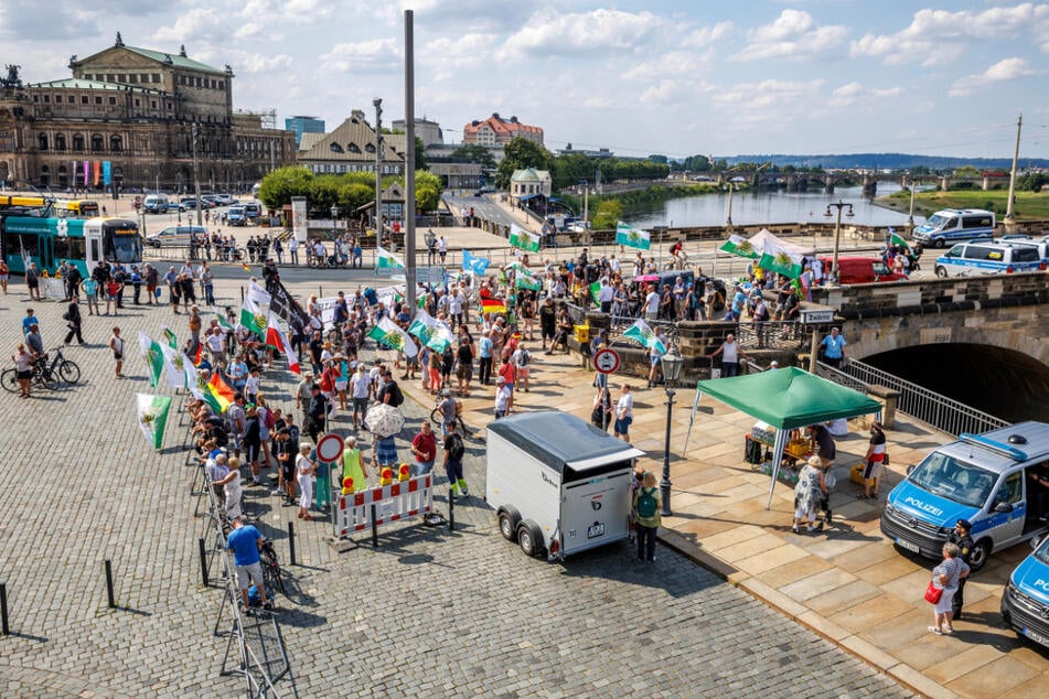 Auch die Freien Sachsen ließen sich beim Kanzler-Auftritt blicken.