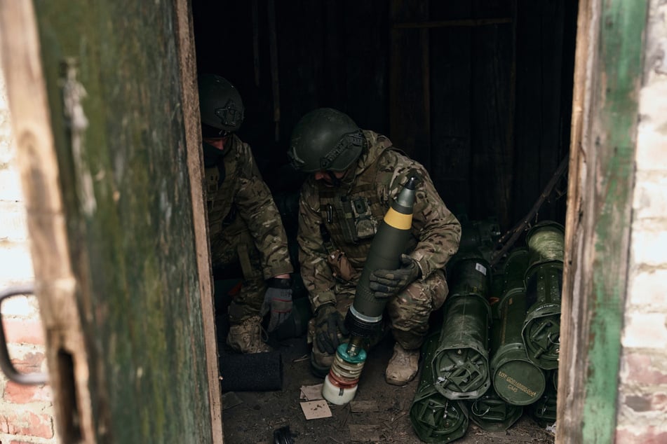 In Bachmut bereiten sich freiwillige Soldaten auf das Feuer auf russische Stellungen vor.