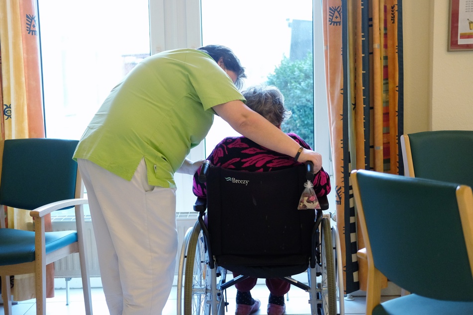 Pflegeheime in Sachsen schlagen wegen ungeimpfter Mitarbeiter Alarm.