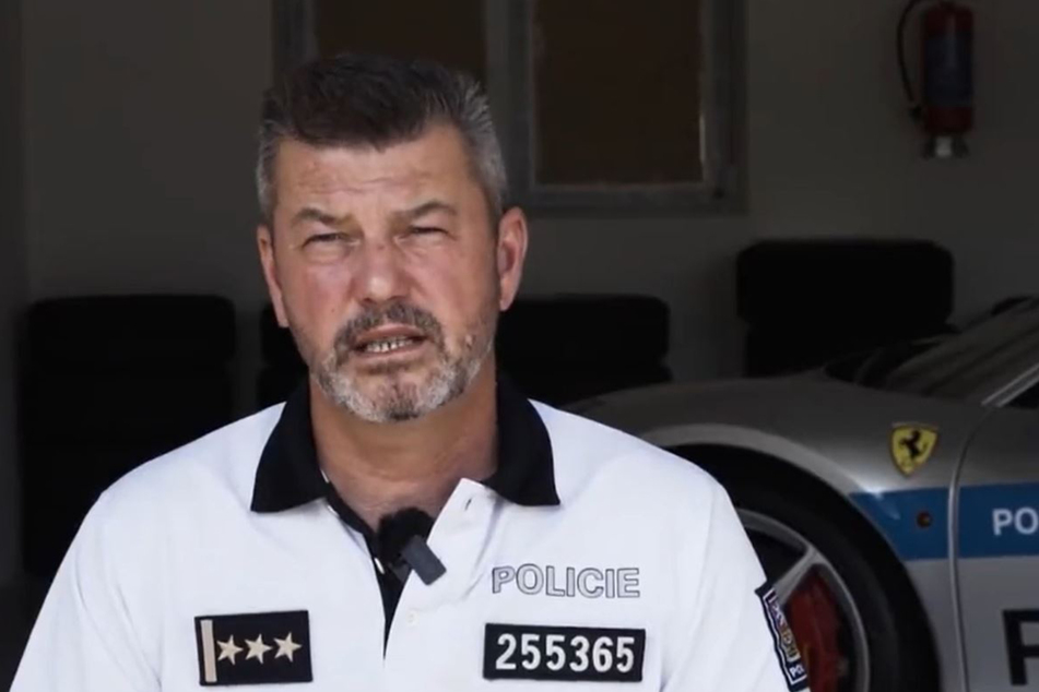 Nur ausgebildete Polizisten dürfen den Ferrari bewegen, ob Tschechiens oberster Verkehrspolizist, Jiří Zlý, zu diesem illustren Kreis gehört, ließ er offen.