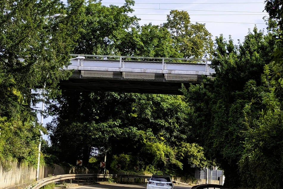 An der Eisenbahnbrücke in Brühl über die L 194 müssen aufwändige Reparaturarbeiten durchgeführt werden.