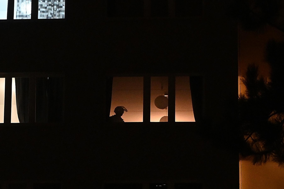 Einsatzkräfte durchsuchten eine Wohnung in einem Berliner Studentenheim nach den Ex-RAF-Terroristen.