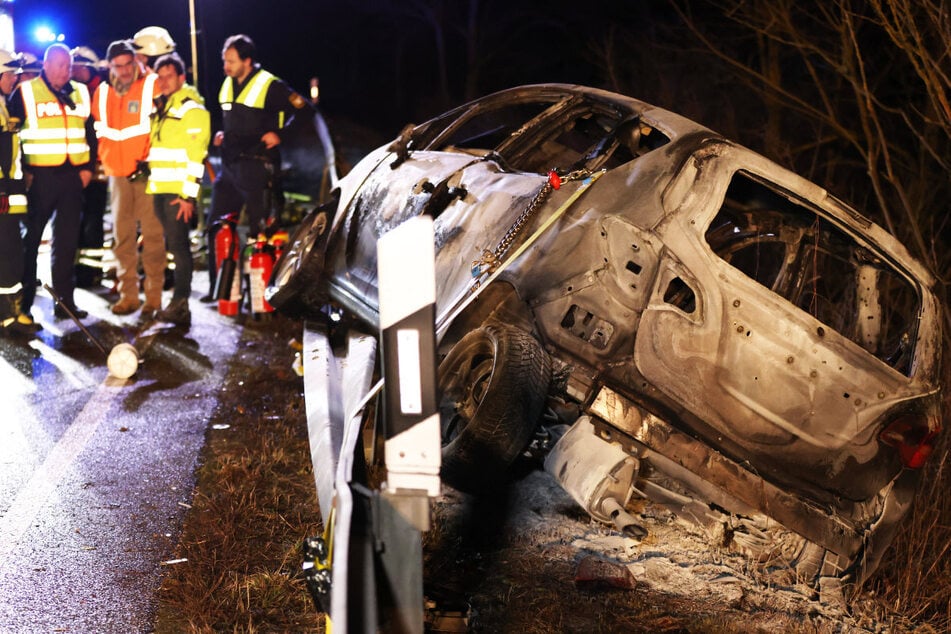 Eine 58 Jahre alte Frau konnte nicht aus dem brennenden Auto befreit werden. Sie starb nach dem Unfall in ihrem Wagen.
