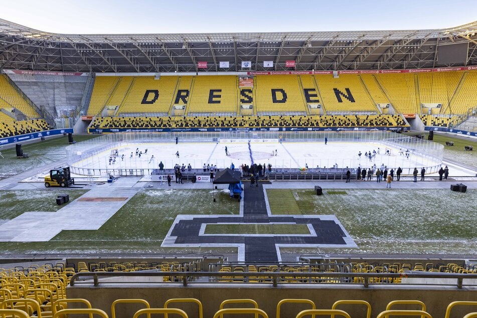 Der Rasen im Rudolf-Harbig-Stadion wird nach dem DEL Winter Game in kürzester Zeit ausgetauscht.