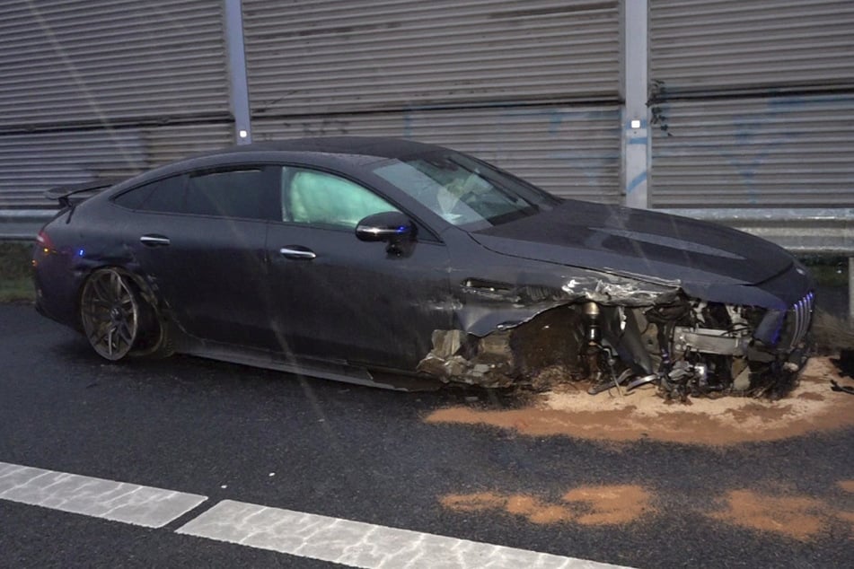 Ein Mercedes wurde bei dem Unfall auf der Wilhelmsburger Reichsstraße massiv beschädigt.
