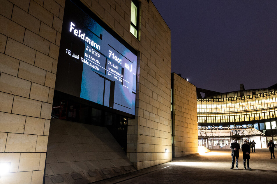 Der Name eines Holocaust-Opfers wird auf die Außenwand des NRW-Landtags in Düsseldorf projiziert.