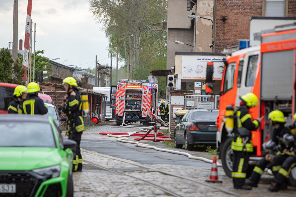 Bei den Löscharbeiten waren die Berufsfeuerwehr Plauen und die Freiwilligen Feuerwehren aus Neundorf und Plauen-Stadtmitte im Einsatz.