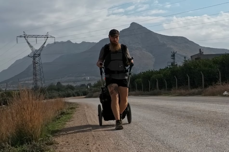 Seit März 2025 läuft Robert Friedrich allein von Leipzig nach Singapur.