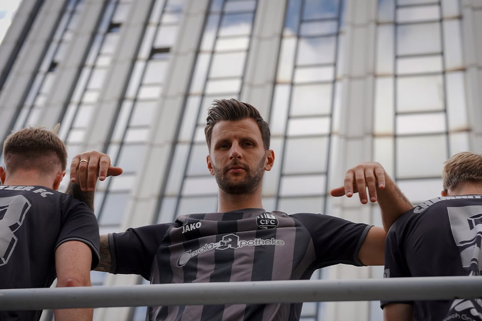 CFC-Kicker Bozic (M.) ist von den neuen Trikots überzeugt.