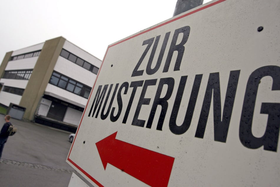 Mehr als eine ganze Generation lang hat dieses Schild niemanden mehr interessiert. Die Kreiswehrersatzämter könnten jedoch bald wieder in aller Munde bei jungen Menschen sein.