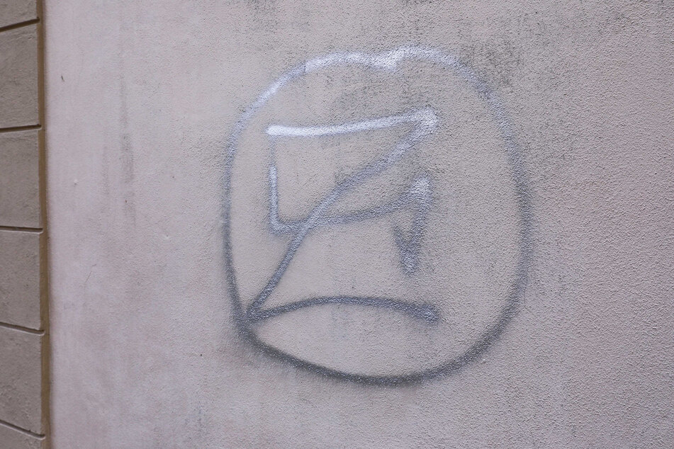 Nicht nur Autos, auch eine Wand besprühten Vandalen.