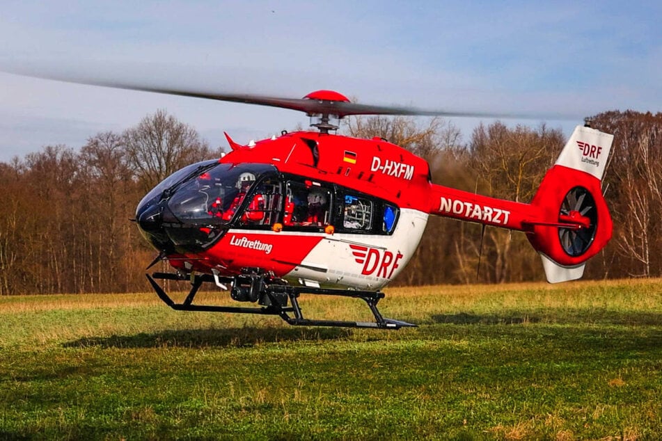 Ein Rettungshubschrauber landet an der Unfallstelle, um die Schwerverletzte (20) aufzunehmen.