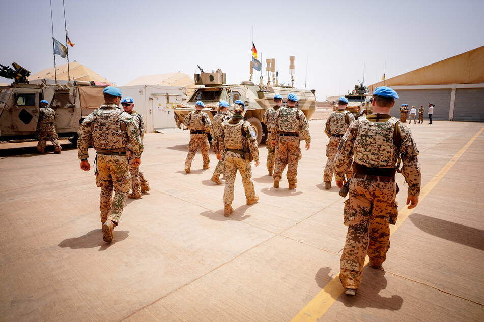 Soldaten der Bundeswehr verlassen hier einen Platz im Camp Castor in Gao - und 2024 Mali insgesamt.